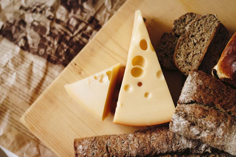 A board with edam cheese and dark rye bread slices on it

Pandora's Health Blog